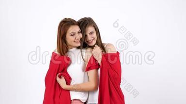 两个年轻的女人微笑着用<strong>红毯</strong>子盖住她们